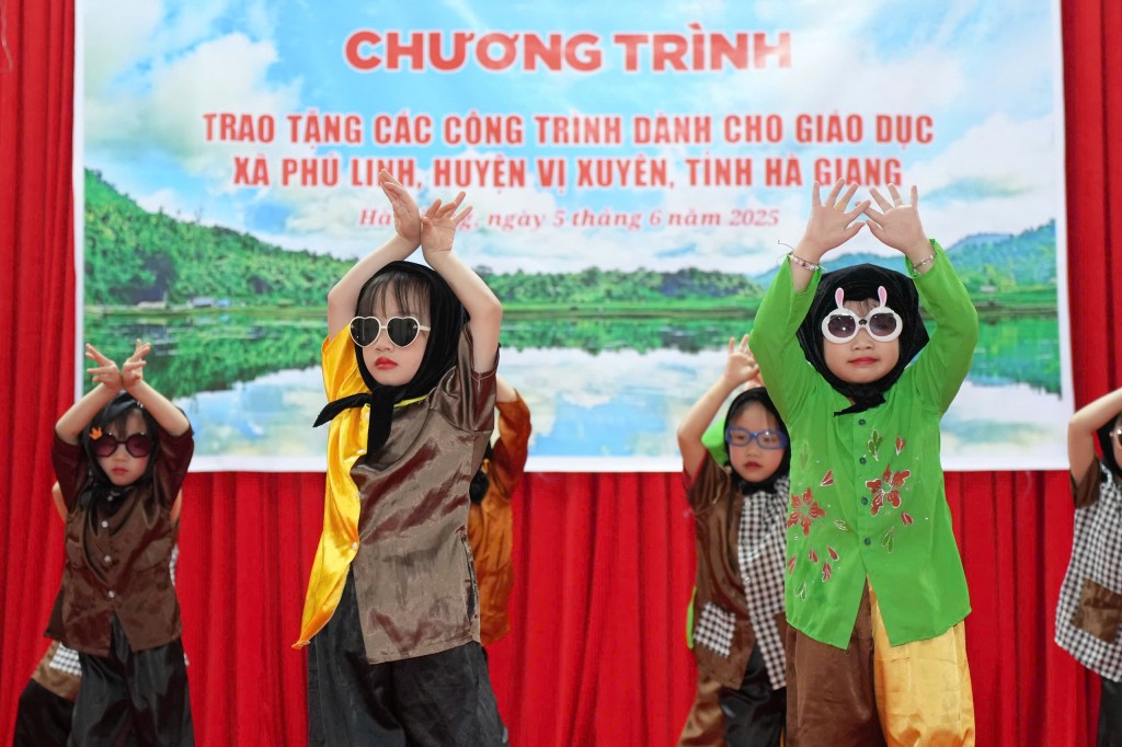 Các tiết mục văn nghệ do các em học sinh Trường Mầm non Phú Linh thực hiện (Ảnh: Phạm Mạnh)