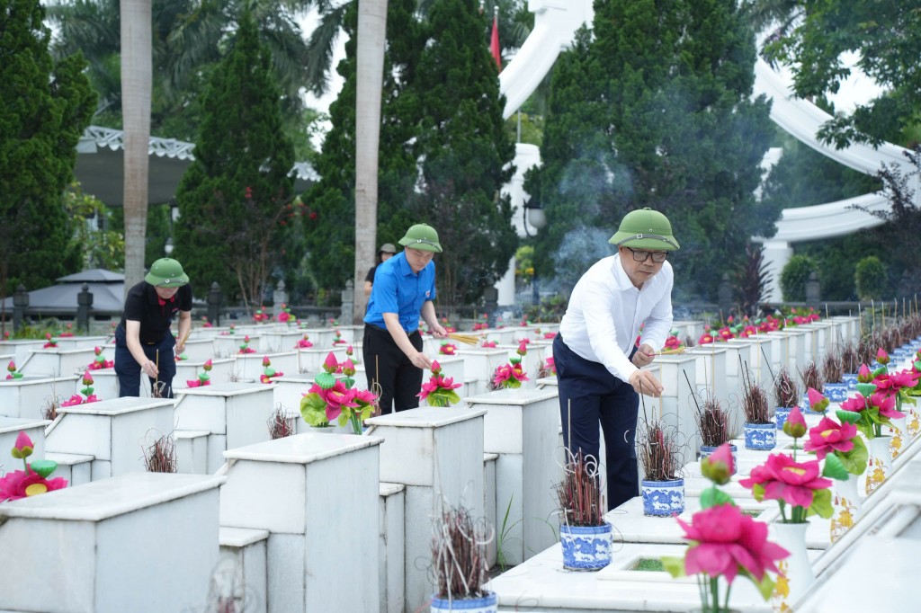Lãnh đạo báo Tuổi trẻ Thủ đô và Tỉnh đoàn Hà Giang thắp nhang tri ân các liệt sĩ (Ảnh: Phạm Mạnh)