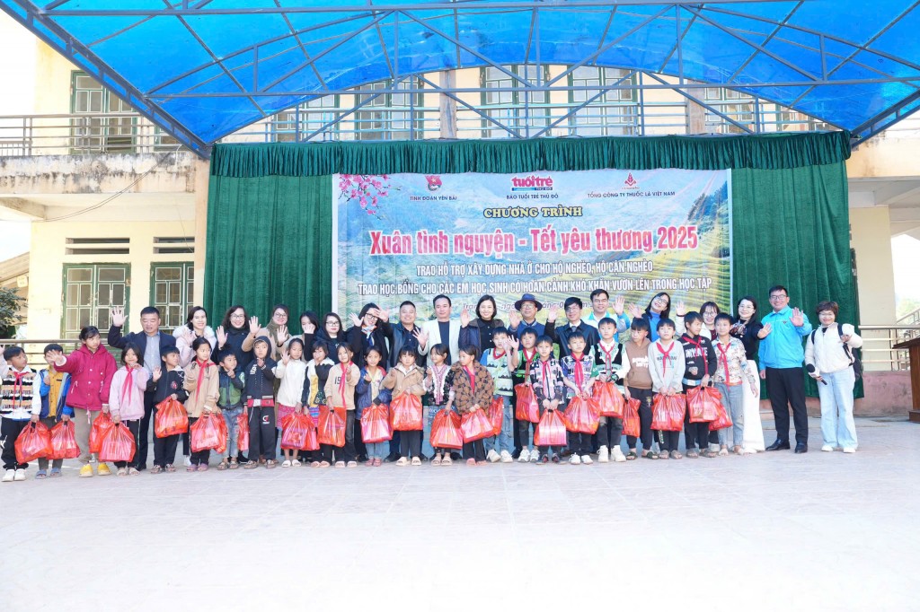 Thắp sáng yêu thương từ những ngôi nhà mới