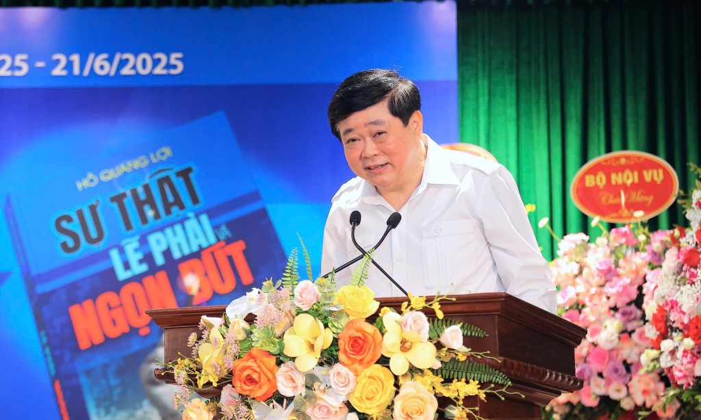 PGS. TS - nhà văn Nguyễn Thế Kỷ - nguyên Ủy viên Trung ương Đảng; nguyên Phó Trưởng ban Tuyên giáo Trung ương; nguyên Tổng Giám đốc Đài Tiếng nói Việt Nam; Chủ tịch Hội đồng Lý luận, phê bình văn học nghệ thuật Trung ương khẳng định sự tài tình khi kết hợp giữa báo chí và văn chương tạo nên sức hút cho các tác phẩm của Hồ Quang Lợi
