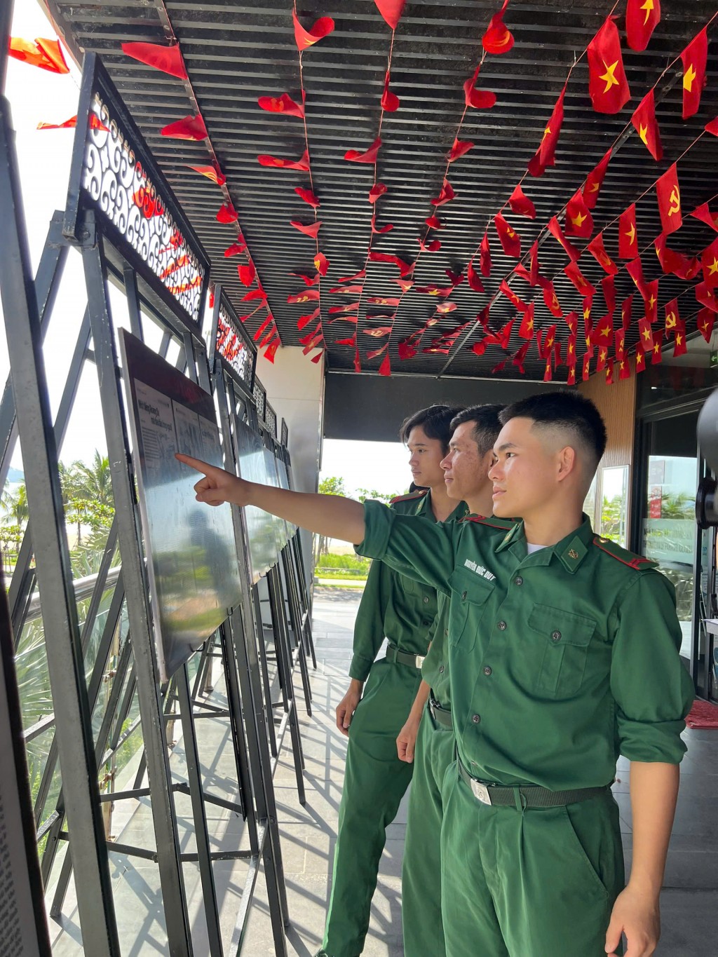Các chiến sĩ Đồn biên phòng Sơn Trà tham quan tại khu vực triển lãm chuyên đề