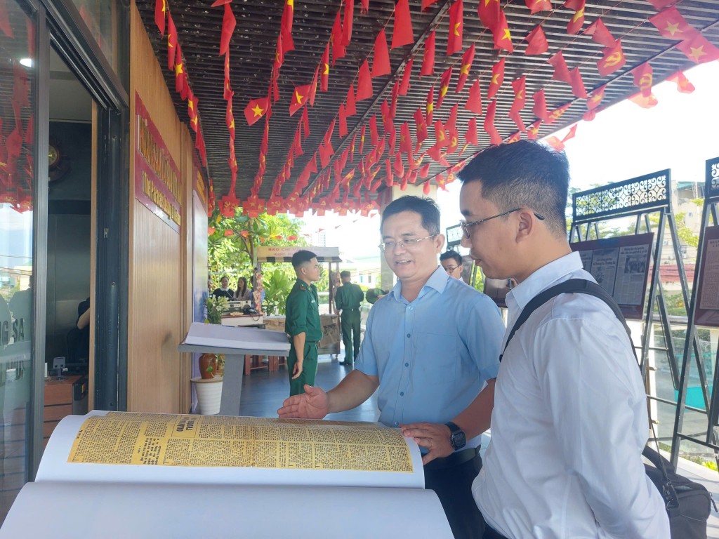 Ông Lê Tiến Công, Chánh Văn phòng UBND huyện đảo Hoàng Sa đồng thời là Giám đốc Nhà Trưng bày Hoàng Sa giới thiệu khách tham quan về hai bộ sưu tập báo chí tiêu biểu từ năm 1974 đến nay