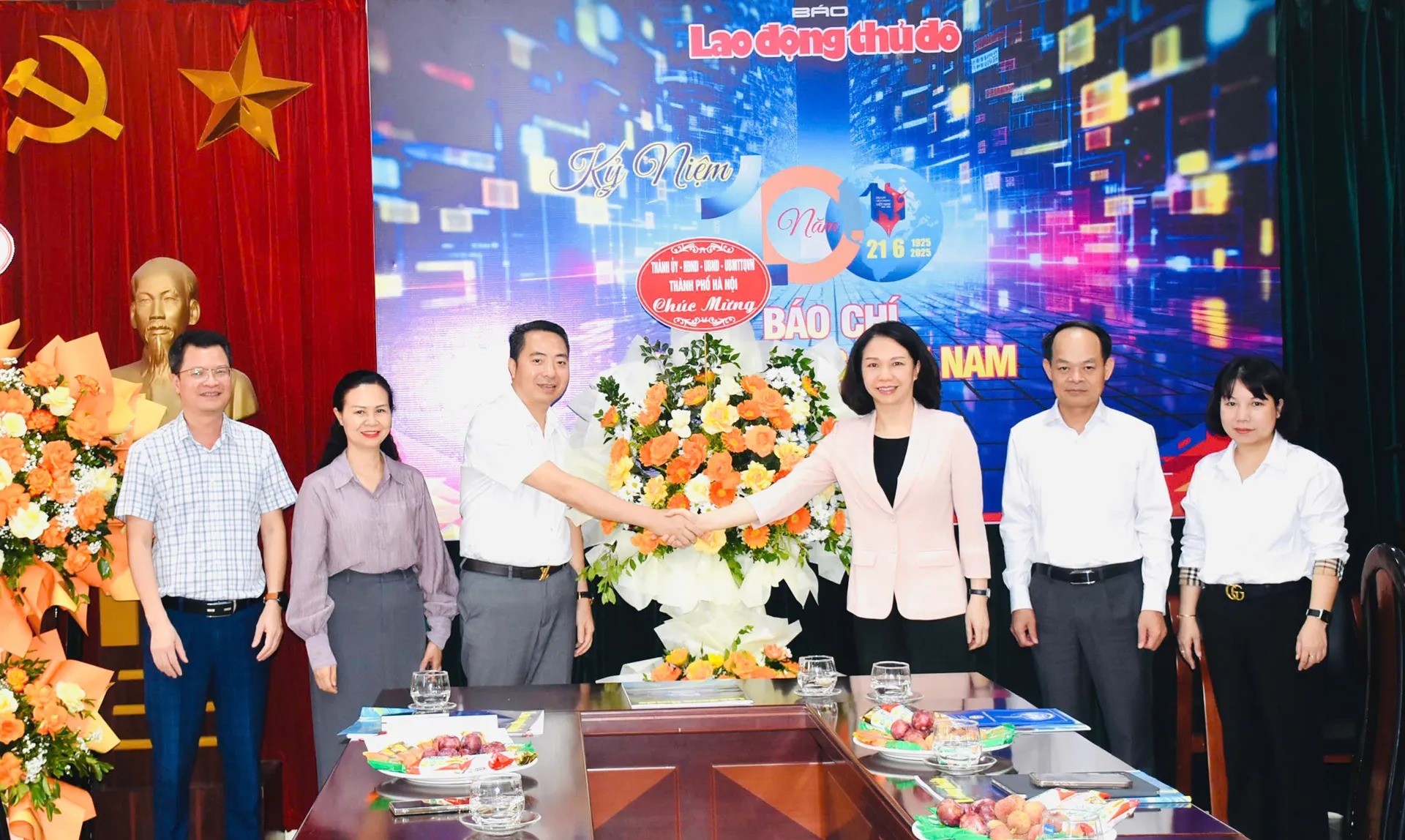 Phó Chủ tịch UBND thành phố Vũ Thu Hà tặng hoa chúc mừng Ngày Báo chí cách mạng Việt Nam tới Báo Lao động Thủ đô.