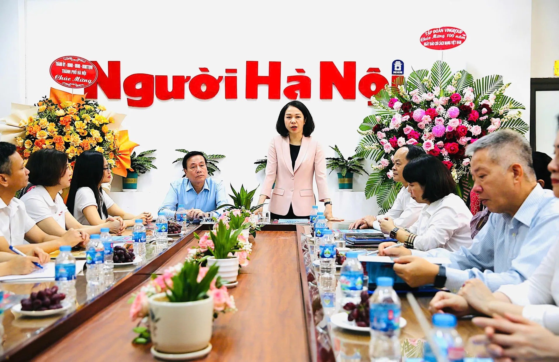 Phó Chủ tịch UBND thành phố Hà Nội Vũ Thu Hà chúc mừng Tạp chí Người Hà Nội