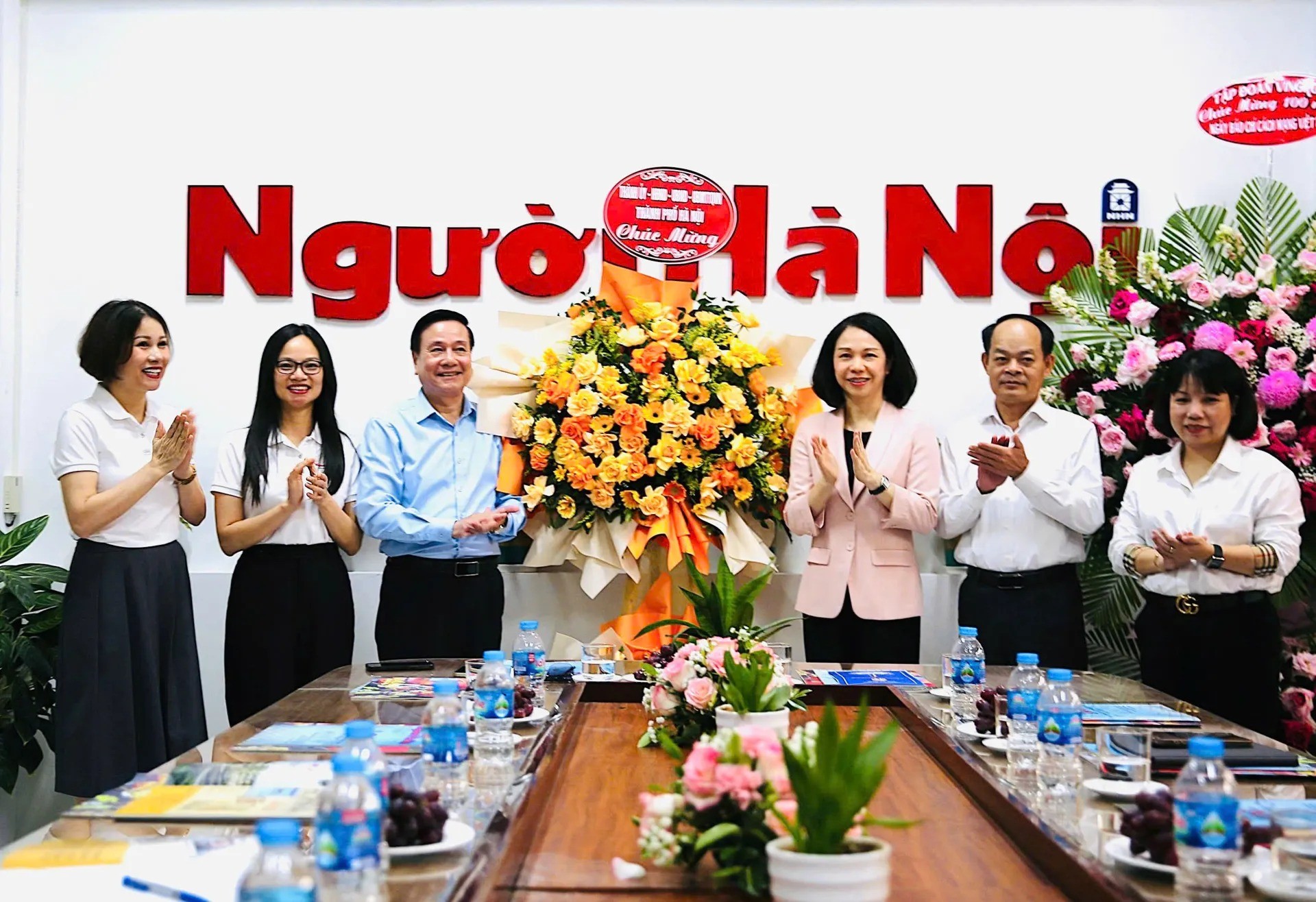 Phó Chủ tịch UBND thành phố Hà Nội Vũ Thu Hà tặng hoa chúc mừng Tạp chí Người Hà Nội. Ảnh: Hoàng Lân