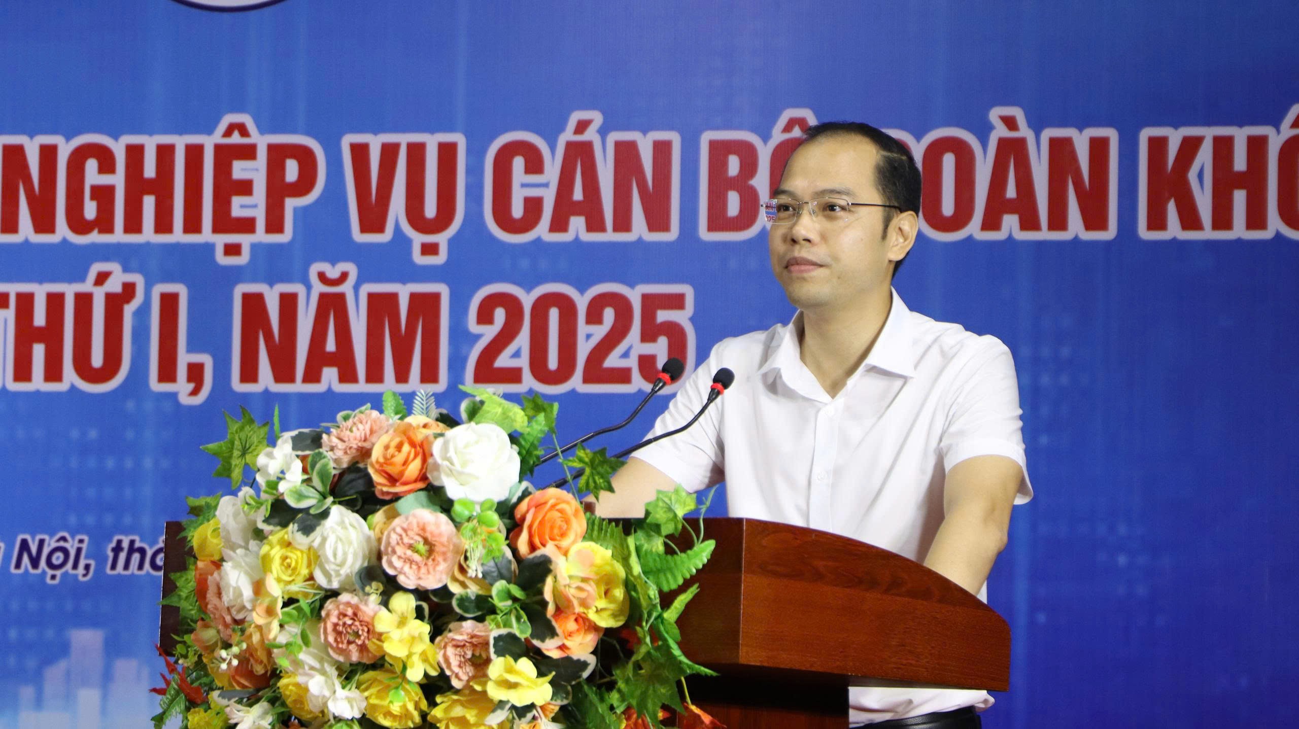 Đồng chí Nguyễn Tiến Hưng, Ủy viên Ban chấp hành Trung ương Đoàn, Phó Bí thư Thành đoàn, Chủ tịch Hội Sinh viên Việt Nam thành phố Hà Nội phát biểu khai mạc trại huấn luyện. Đồng chí Nguyễn Tiến Hưng, Ủy viên Ban chấp hành Trung ương Đoàn, Phó Bí thư Thành đoàn, Chủ tịch Hội Sinh viên Việt Nam thành phố Hà Nội phát biểu khai mạc trại huấn luyện.
