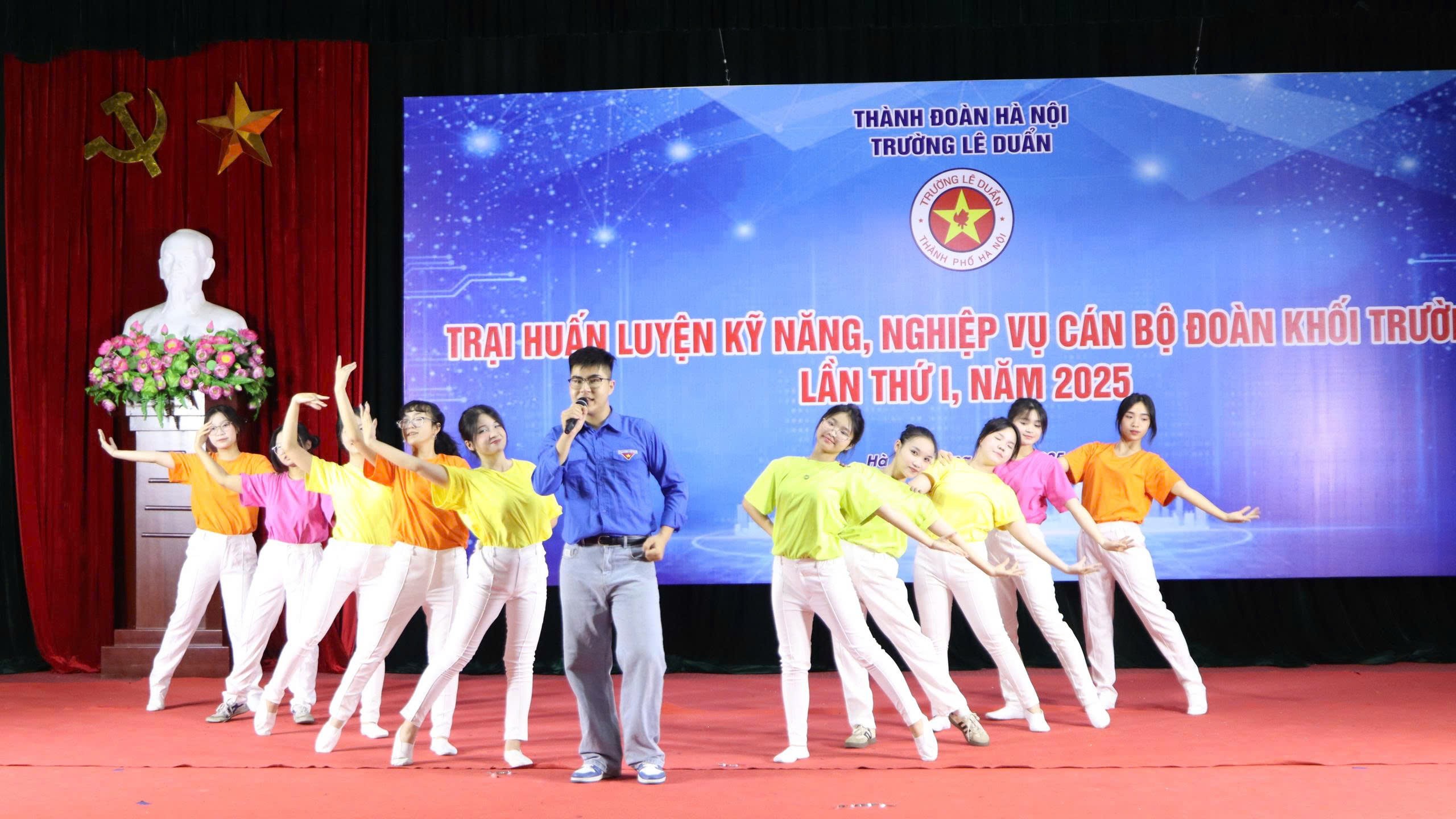 Tiết mục văn nghệ tại chương trình. Tiết mục văn nghệ tại chương trình.