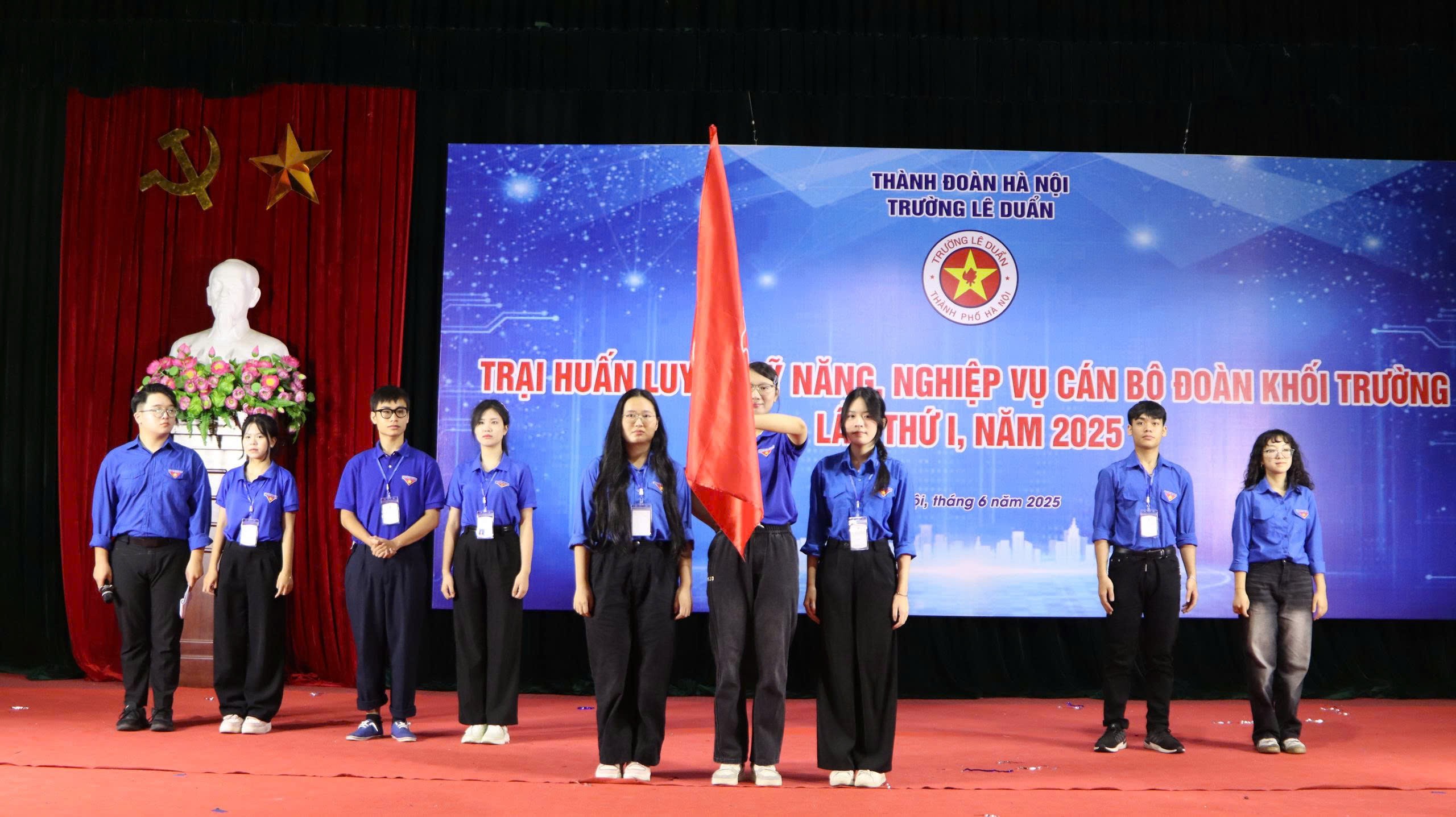 Ban Quản trại của ba tiểu trại nhận cờ từ đồng chí Nguyễn Thị Mai Hương, Hiệu trưởng Trường Lê Duẩn. Ban Quản trại của ba tiểu trại nhận cờ từ đồng chí Nguyễn Thị Mai Hương, Hiệu trưởng Trường Lê Duẩn.