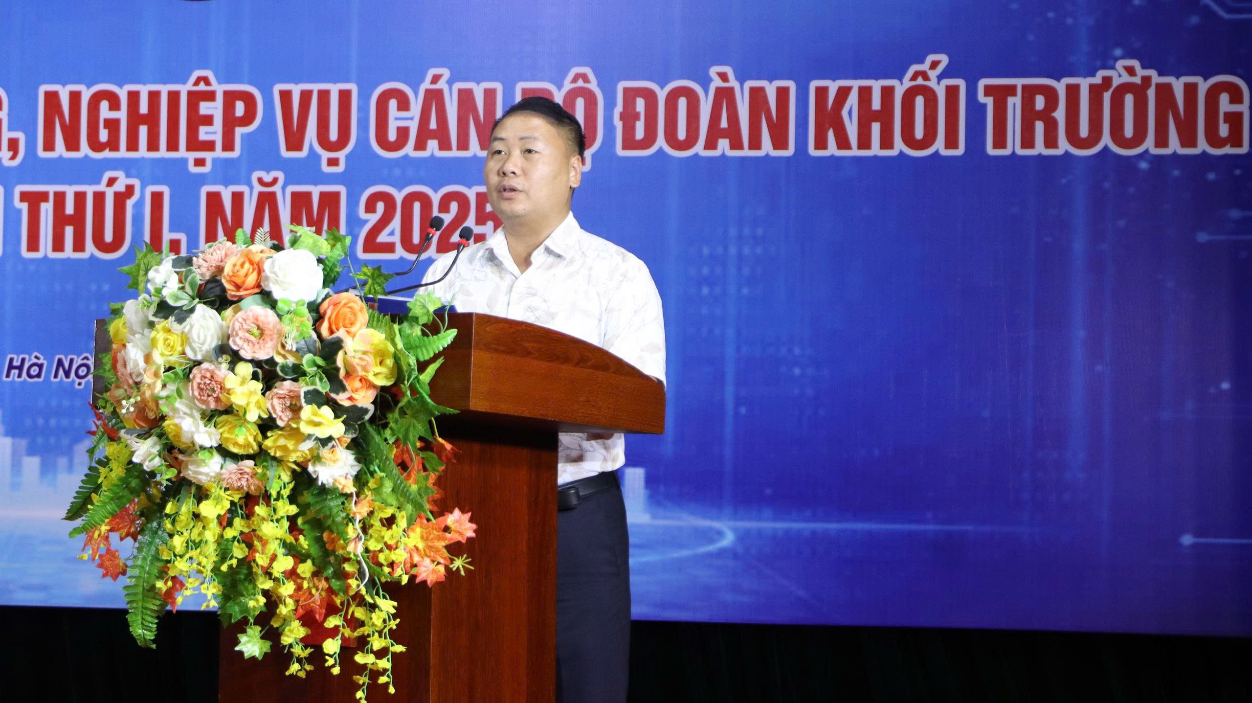 Thầy Nguyễn Như Hoan, Tổ trưởng Tổ Kỹ năng, Trường Lê Duẩn tuyên thệ tại lễ khai mạc. Thầy Nguyễn Như Hoan, Tổ trưởng Tổ Kỹ năng, Trường Lê Duẩn tuyên thệ tại lễ khai mạc.