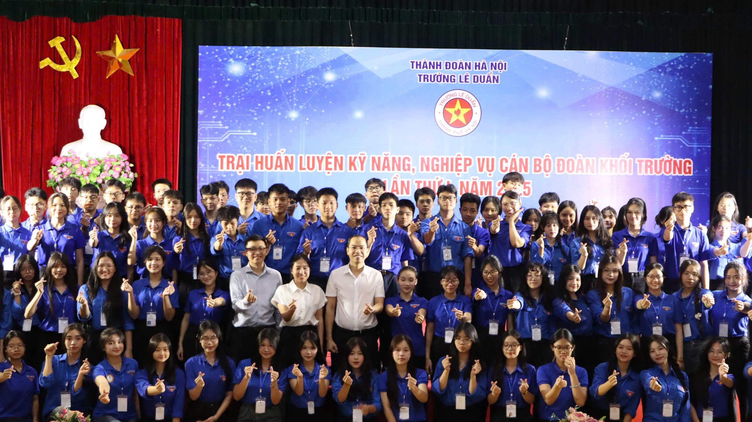 Lãnh đạo Thành đoàn và trường Lê Duẩn chụp ảnh kỷ niệm cùng các trại sinh. Lãnh đạo Thành đoàn và trường Lê Duẩn chụp ảnh kỷ niệm cùng các trại sinh.