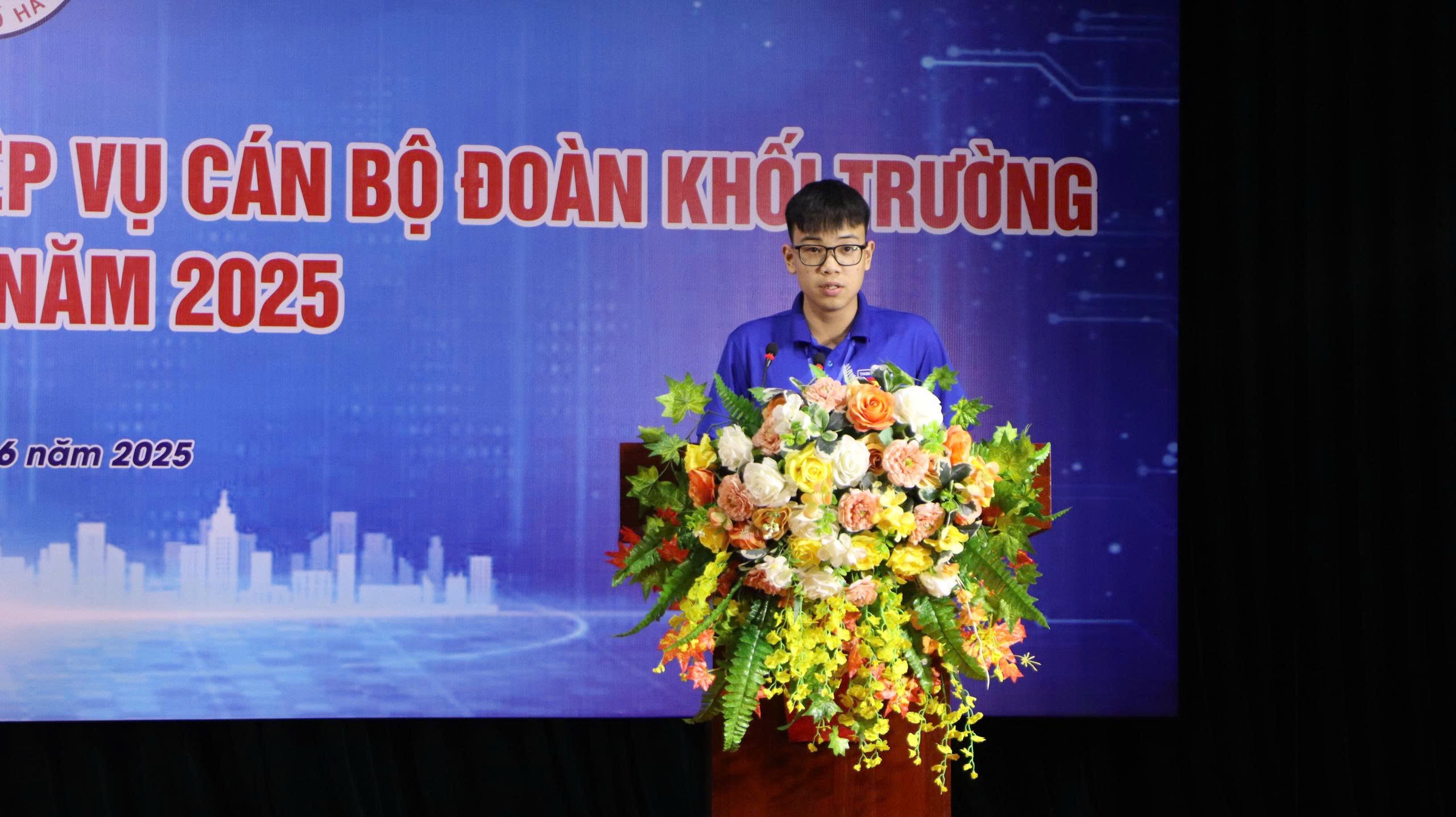 Vũ Xuân Nam, trại sinh đến từ đơn vị quận Hai Bà Trưng, đại diện cán bộ đoàn tại trại huấn luyện thể hiện quyết tâm tuân thủ nghiêm túc nội quy, thực hiện sáng tạo và hiệu quả các nội dung rèn luyện. Vũ Xuân Nam, trại sinh đến từ đơn vị quận Hai Bà Trưng, đại diện cán bộ đoàn tại trại huấn luyện thể hiện quyết tâm tuân thủ nghiêm túc nội quy, thực hiện sáng tạo và hiệu quả các nội dung rèn luyện.