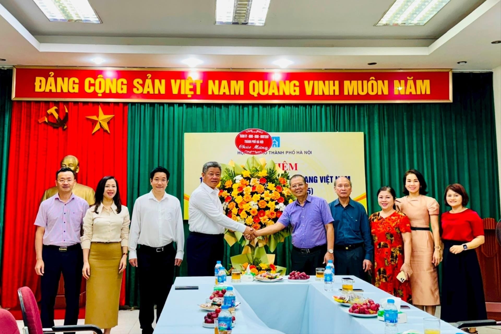 Phó Chủ tịch UBND thành phố Hà Nội Nguyễn Mạnh Quyền trao lẵng hoa chúc mừng Hội Nhà báo thành phố Hà Nội. Ảnh: Mai Hoa
