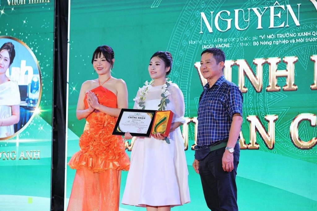 NSND Chí Trung và Diễn viên Thanh Hương vinh danh tới MC Phương Anh