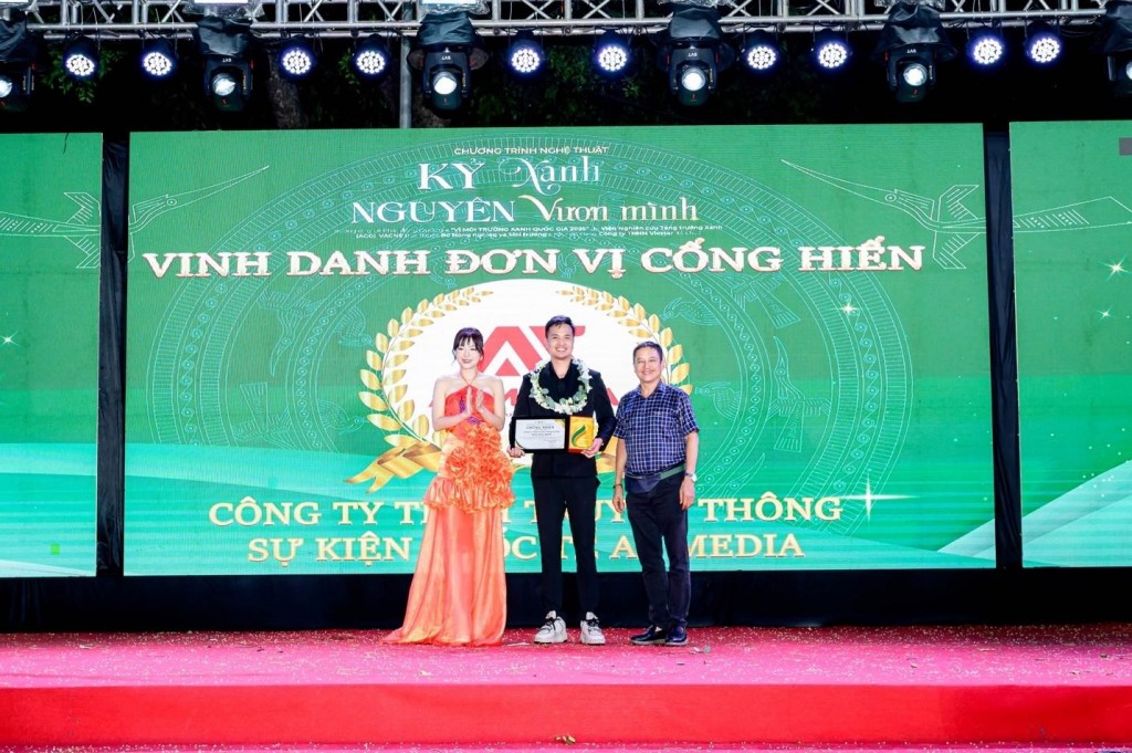 Ông Đỗ Anh Tuấn - Giám đốc Sản xuất Cty TNHH Truyền thông và sự kiện Quốc Tế AT Media nhận vinh danh từ chương trình