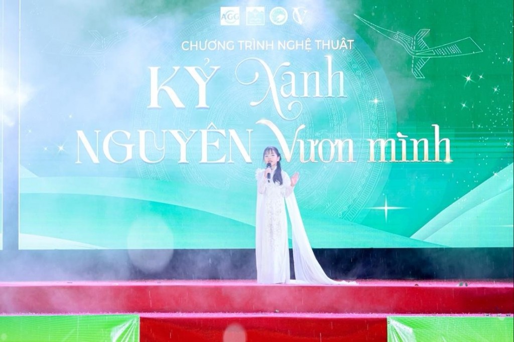 Đại biểu danh dự của chương trình - Nguyễn Trần Châu Anh, học sinh tiêu biểu Quận Cầu Giấy diễn thuyết với đề tài “Viết tiếp câu chuyện hoà bình”