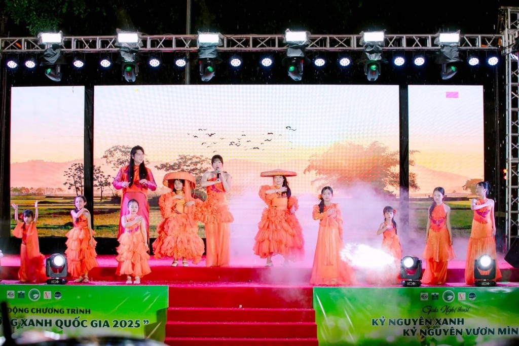 Từ trái sang: Siêu mẫu Đình Quyền, mẫu nhí Như Thảo, diễn viên Thanh Hương và mẫu nhí Bảo Tiên 