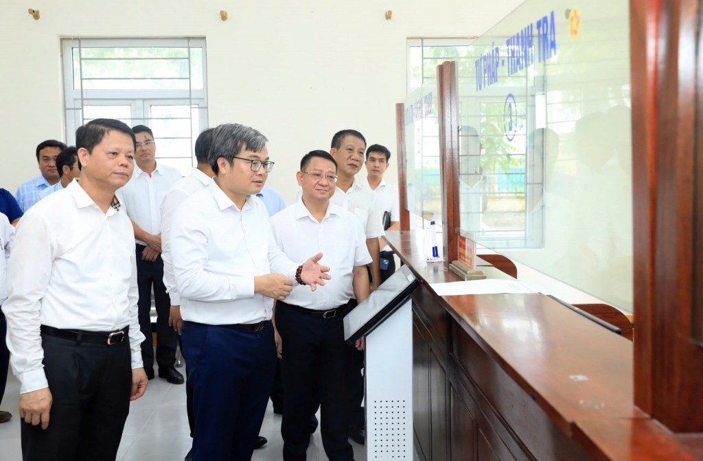 Đồng chí Trương Việt Dũng kiểm tra quy trình vận hành tại đơn vị hành chính mới Yên Lãng