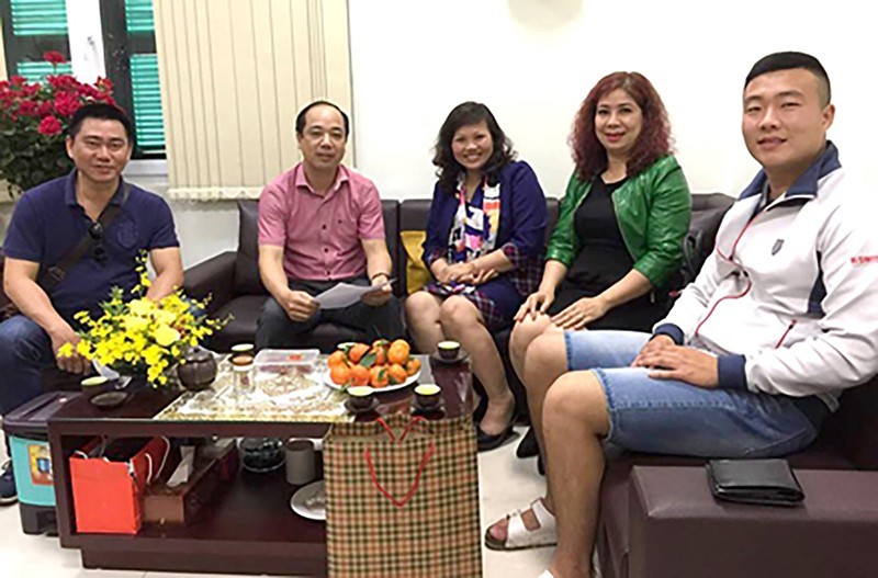 Tổng Biên tập báo Tuổi trẻ Thủ đô Nguyễn Mạnh Hưng (ngồi giữa) động viên nam sinh Hàn Quốc tích cực học tập tiếng Việt để thêm yêu, thêm quý đất nước, con người Việt Nam