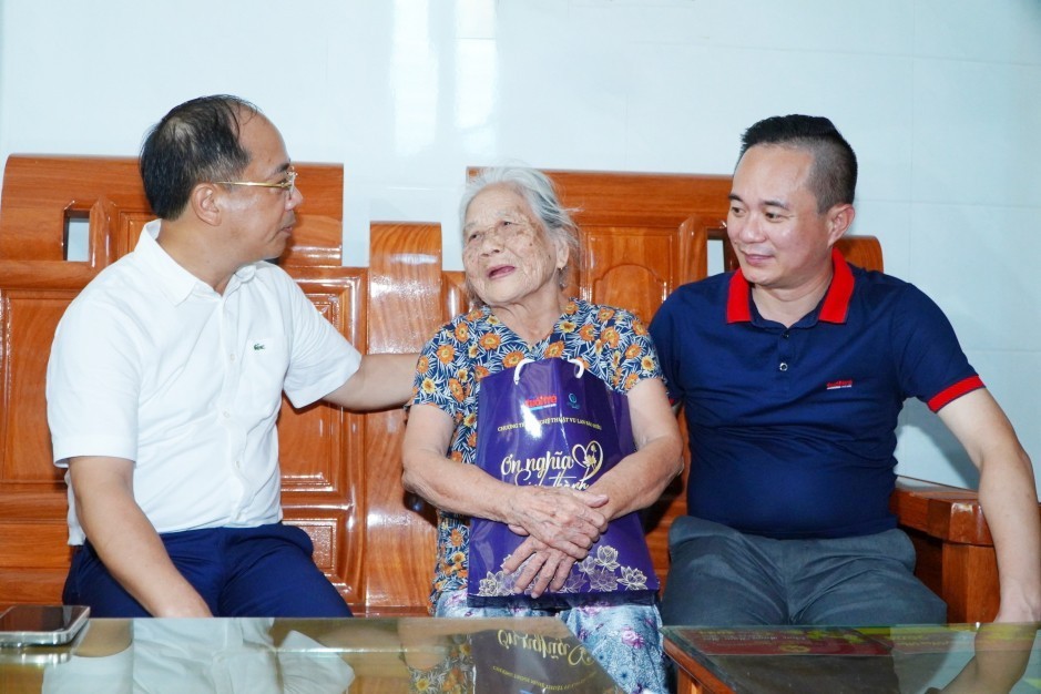 Tổng Biên tập Báo Tuổi trẻ Thủ đô Nguyễn Mạnh Hưng và Phó Tổng Biên tập Ngô Vương Tuấn thăm hỏi Mẹ Việt Nam anh hùng Hoàng Thị Hy (thôn Thượng Thọ, xã Cảnh Hóa, huyện Quảng Trạch, Quảng Bình), có 2 con hy sinh trong cuộc kháng chiến chống Mỹ cứu nước
