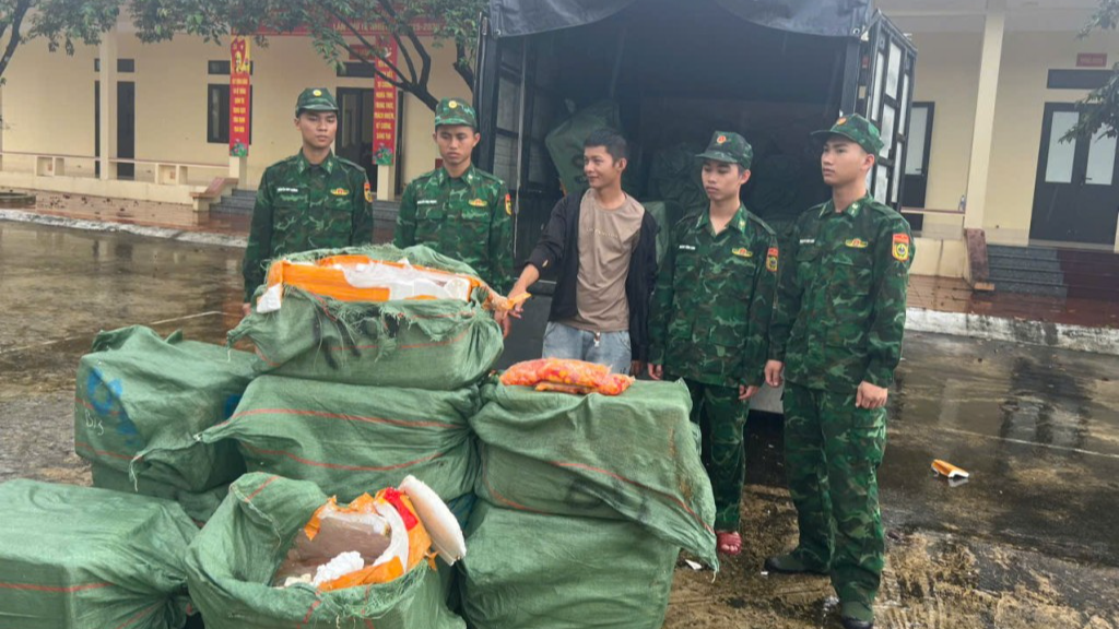 Đối tượng Thủy và tang vật bị Bộ đội Biên phòng tỉnh Quảng Ninh bắt giữ.