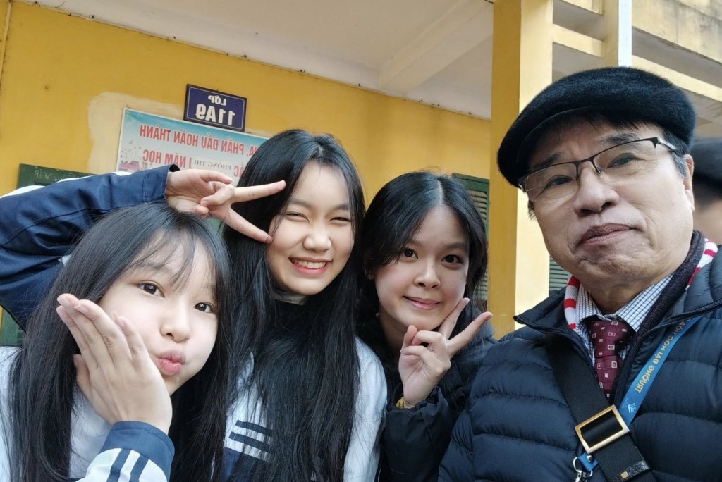 TS Nguyễn Quang Hoà cùng sinh viên Đại học Hoà Bình
