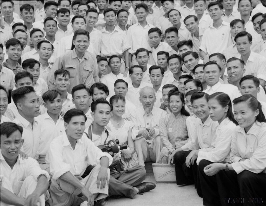 Sinh thời, Chủ tịch Hồ Chí Minh rất quan tâm đến công việc viết báo và hoạt động báo chí (Trong ảnh: Chủ tịch Hồ Chí Minh với các nhà báo, năm 1960 - Ảnh tư liệu TTXVN)