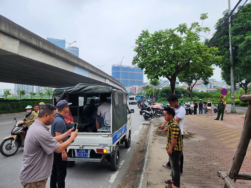 Lực lượng chức năng xác định lại hiện trường xảy ra vụ việc cưỡng đoạt tài sản