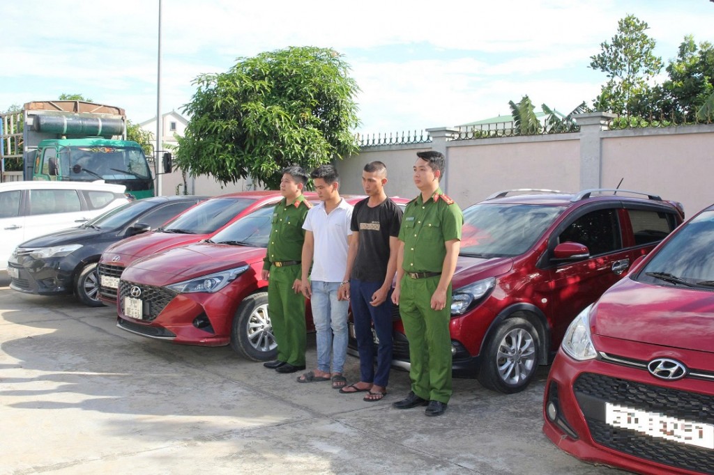 Đối tượng Trần Đình Hào và Phạm Đình Thế cùng số tang vật tại Cơ quan Công an