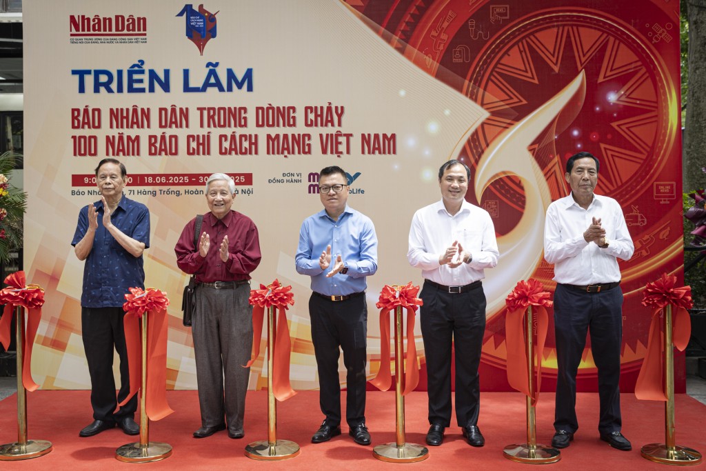 Các vị đại biểu cắt băng khai mạc triển lãm