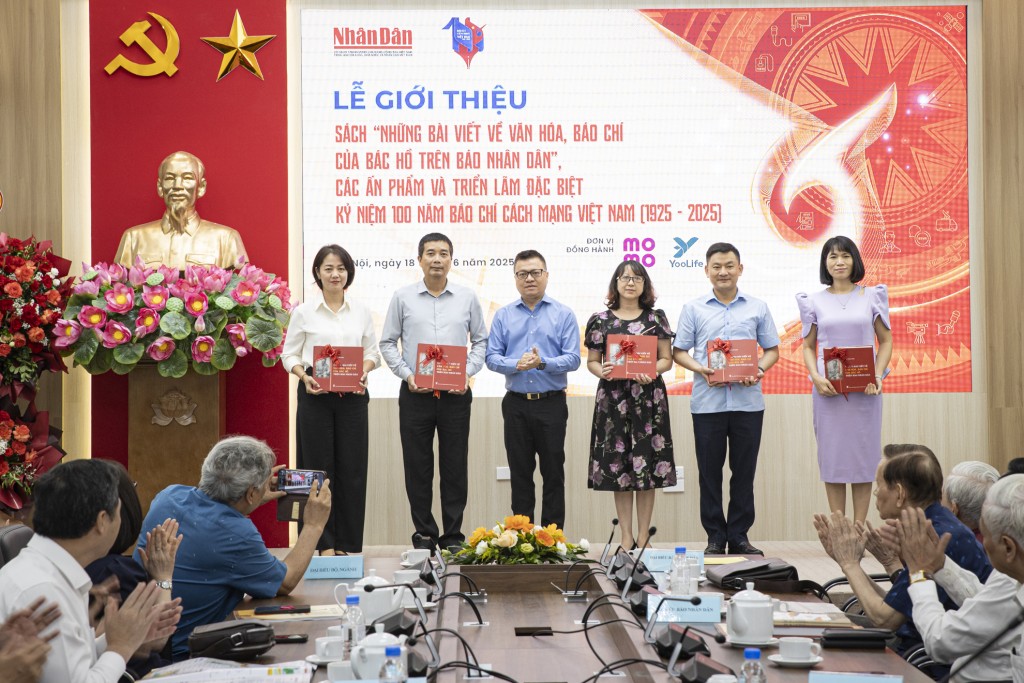 Ban Tổ chức tặng sách tới các đơn vị