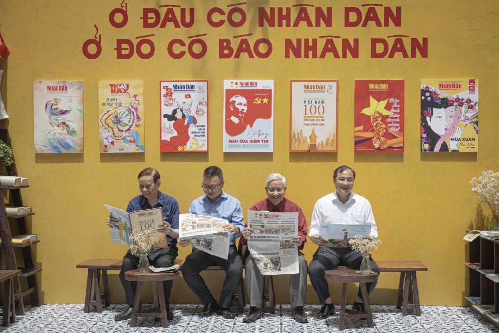 Các nhà báo lão thành cùng trải nghiệm không gian đọc báo