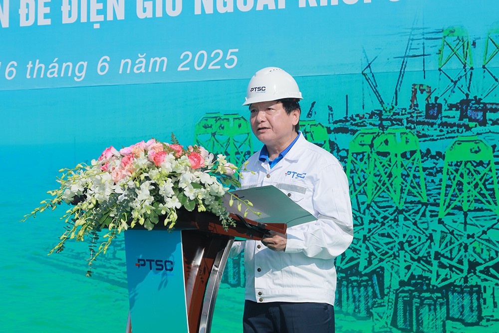 Đồng chí Lê Anh Chiến – Phó Trưởng ban phụ trách, Ban Tuyên giáo và Dân vận Đảng ủy Tập đoàn công bố Quyết định khen thưởng tập thể đã có đóng góp vào thành công của dự án