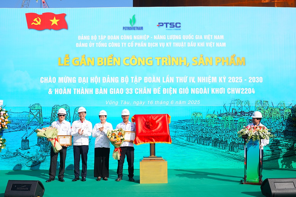 Đồng chí Lê Thị Thủy, Ủy viên Ban Chấp hành Trung ương Đảng, Phó Bí thư Đảng ủy Chính phủ và đồng chí Trần Quang Dũng, Phó Bí thư Thường trực Đảng ủy Petrovietnam trao quyết định và tặng hoa chúc mừng tập thể PTSC