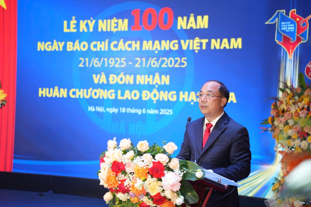 Tổng Biên tập Báo Tuổi trẻ Thủ đô Nguyễn Mạnh Hưng đọc diễn văn khai mạc