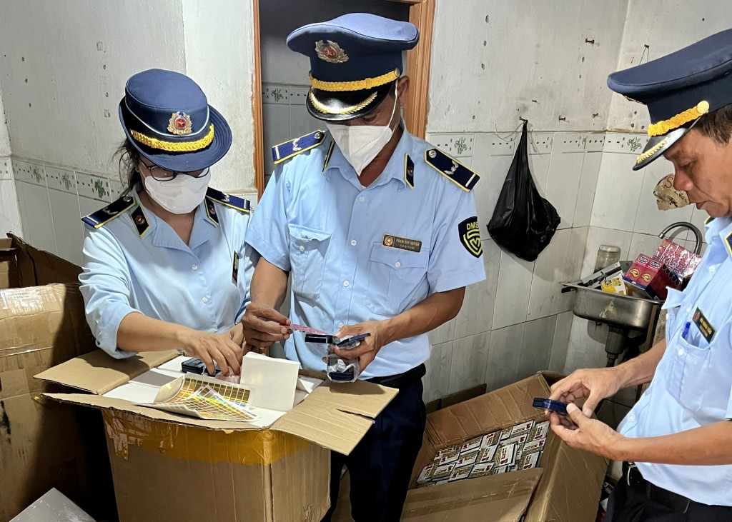 Lực lượng chức năng phát hiện thuốc giả.