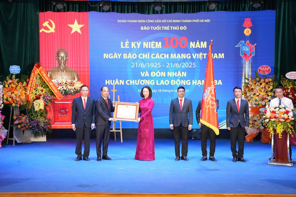 Báo Tuổi trẻ Thủ đô vinh dự đón nhận Huân chương lao động hạng Ba