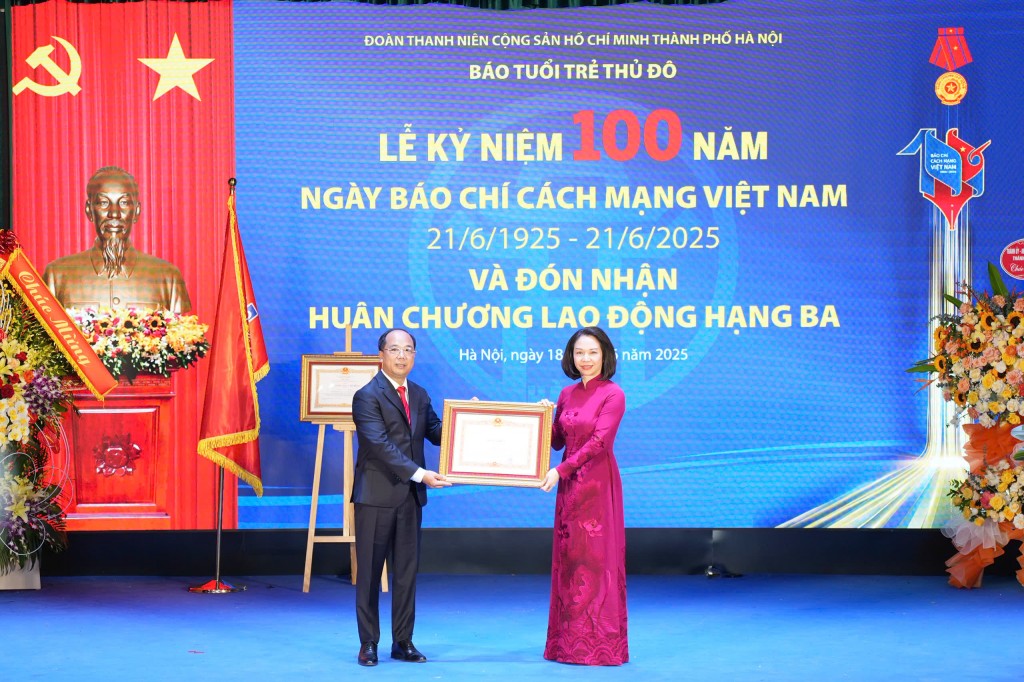 Đồng chí Vũ Thu Hà - Thành ủy viên, Phó Chủ tịch UBND thành phố Hà Nội trao Bằng khen của Thủ tướng Chính phủ cho Nhà báo Nguyễn Mạnh Hưng - Tổng Biên tập Báo Tuổi trẻ Thủ đô vì đã có thành tích xuất sắc trong trong công tác bồi dưỡng, nâng cao nhận thức của thanh thiếu niên, góp phần phát triển kinh tế, xã hội của Thủ đô giai đoạn 2020 - 2024.