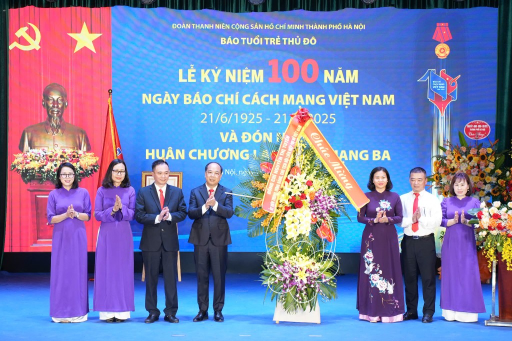 Đồng chí Nguyễn Thị Tuyến, Ủy viên BCH Trung ương Đảng, Chủ tịch Hội liên hiệp Phụ nữ Việt Nam lên tặng hoa, chúc mừng Báo Tuổi trẻ Thủ đô.