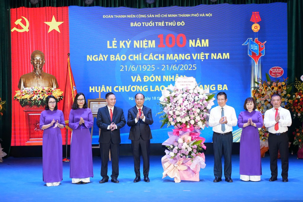 Đồng chí Lê Hải Bình - Lê Hải Bình, Uỷ viên dự khuyết BCH Trung ương Đảng, Thứ trưởng Thường trực Bộ Văn hoá thể thao và Du lịch và đồng chí Lưu Đình Phúc, Cục trưởng Cục báo chí Bộ Văn hoá Thể thao và Du lịch.