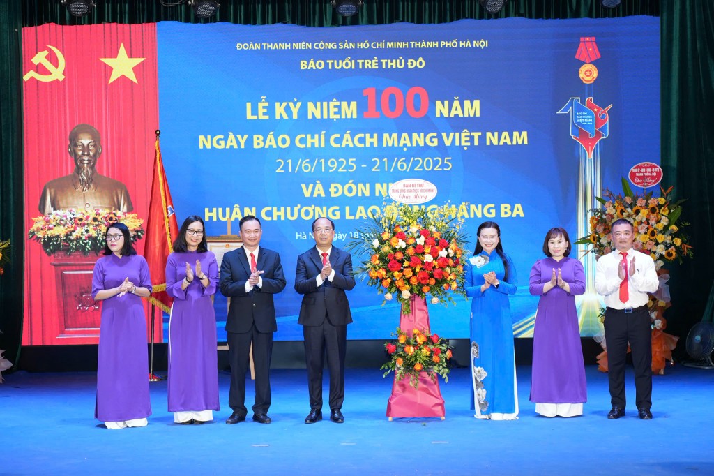 Đồng chí Nguyễn Phạm Duy Trang, Bí thư Trung ương Đoàn TNCS HCM lên tặng hoa, chúc mừng Báo Tuổi trẻ Thủ đô.