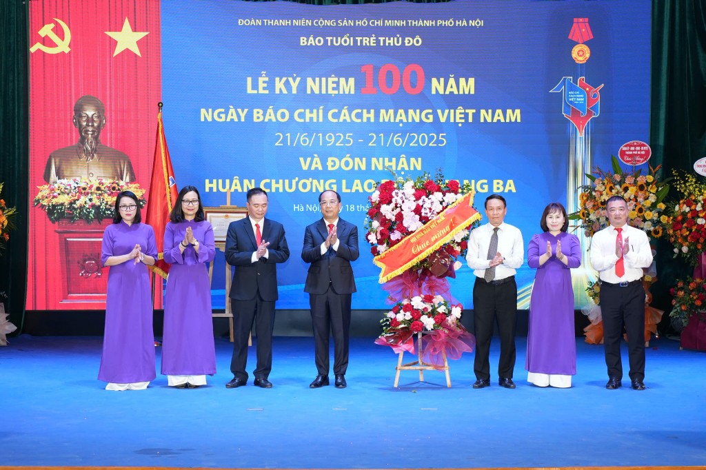 Đồng chí Nguyễn Đức Lợi, Phó Chủ tịch Thường trực Hội Nhà báo Việt Nam; Đồng chí Tô Phán, Ủy viên Ban thường vụ Hội Nhà báo Việt Nam, Chủ tịch Hội Nhà báo TP Hà Nội lên tặng hoa, chúc mừng Báo Tuổi trẻ Thủ đô.