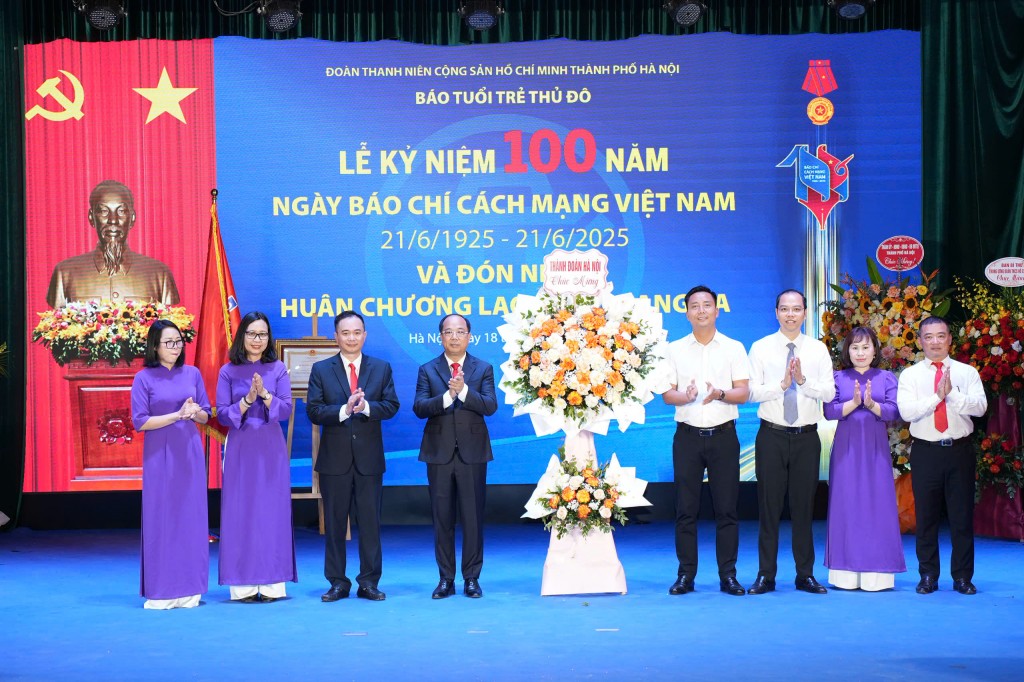 Đồng chí Nguyễn Đức Tiến và Nguyễn Tiến Hưng thay mặt Thành đoàn Hà Nội tặng hoa chúc mừng báo Tuổi trẻ Thủ đô