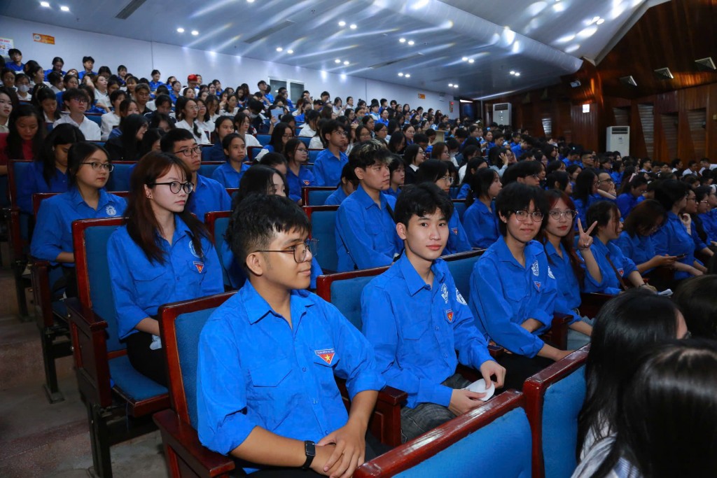 Các bạn trẻ tham dự buổi lễ