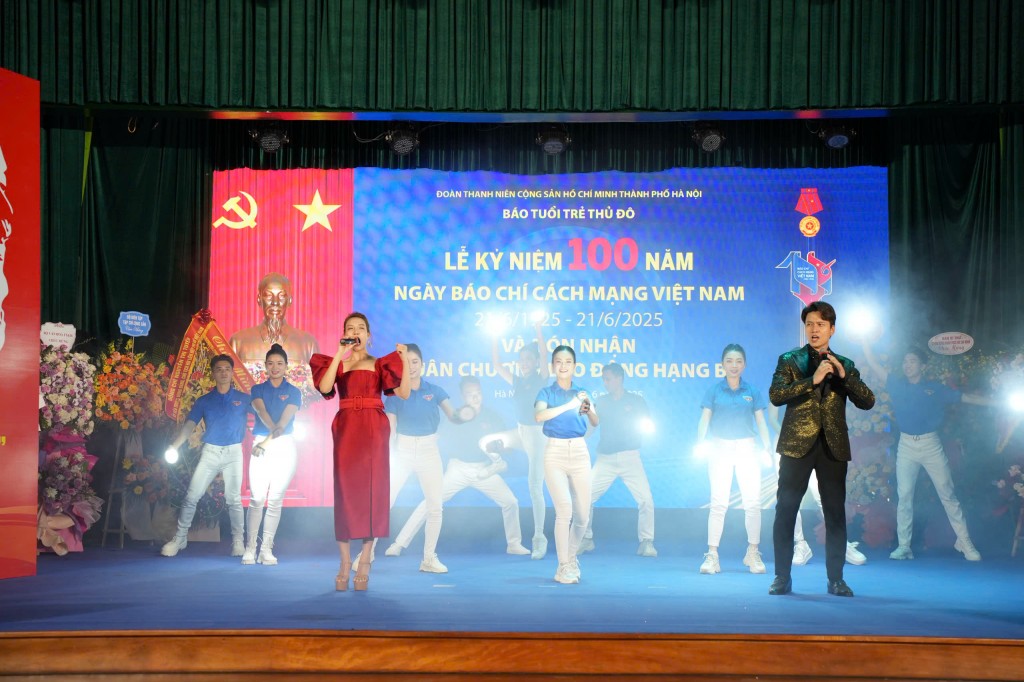 Chương trình văn nghệ thể hiện sức trẻ, tình yêu nước và khát vọng vươn lên