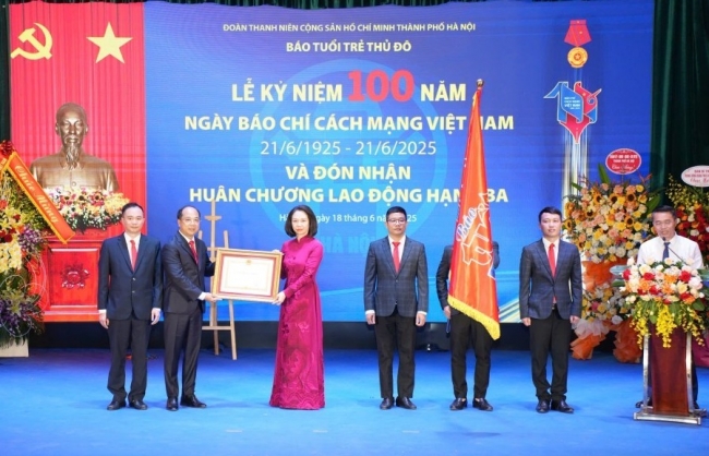 Báo Tuổi trẻ Thủ đô đón nhận Huân chương lao động hạng Ba