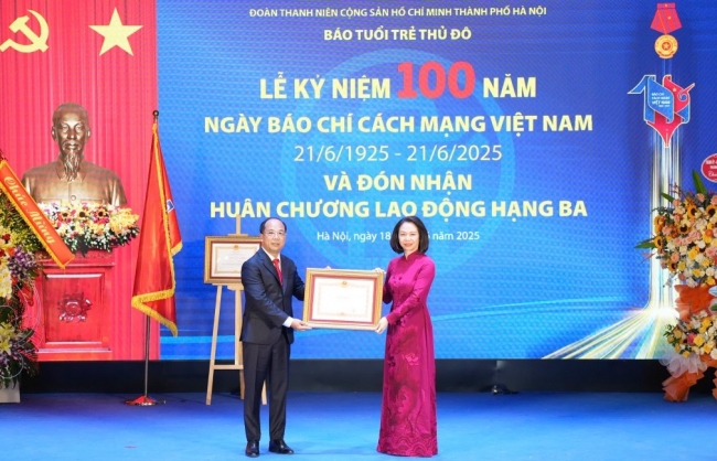 Nhà báo Nguyễn Mạnh Hưng nhận Bằng khen của Thủ tướng Chính phủ