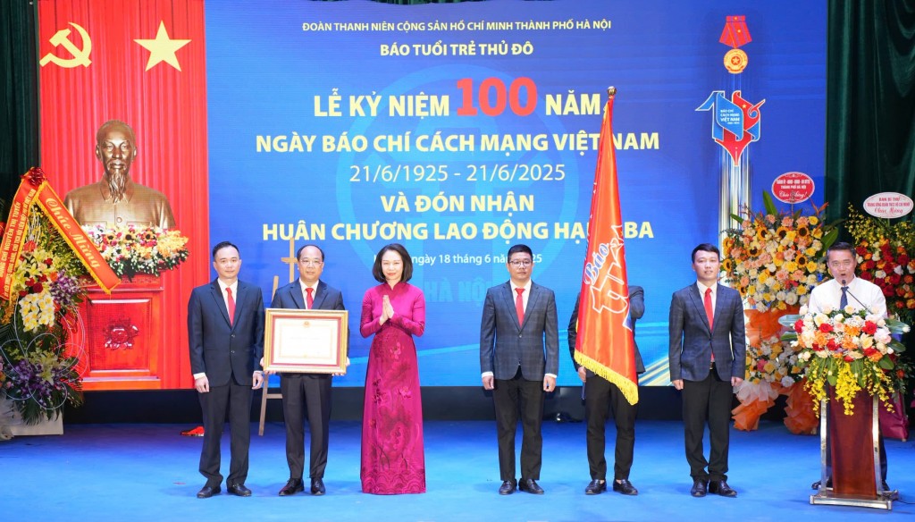 Báo Tuổi trẻ Thủ đô vinh dự đón nhận Huân chương Lao động