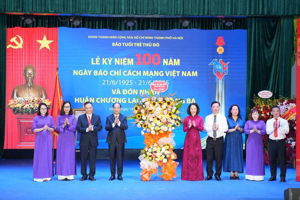 Báo Tuổi trẻ Thủ đô vinh dự đón nhận Huân chương Lao động