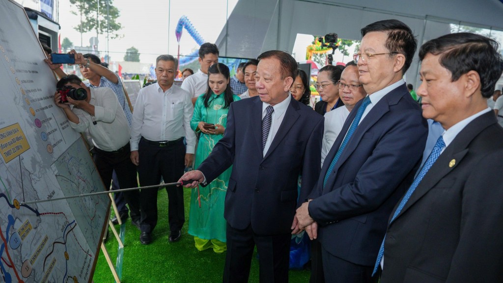 Phó Thủ tướng Mai Văn Chính tham quan phối cảnh, hướng tuyến của Vành đai 4