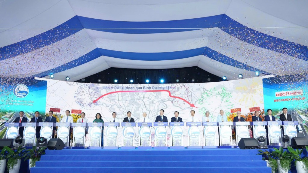 Đại biểu thực hiện nghi thức khởi công dự án. 